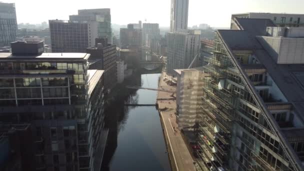 Flygdrönare Flygning Ovanför Hustaken Längs Floden Irwell Manchester City Centre — Stockvideo