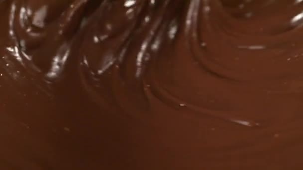 Misturando Chocolate Escuro Líquido Derretido Com Batedor Close Redemoinho Chocolate — Vídeo de Stock