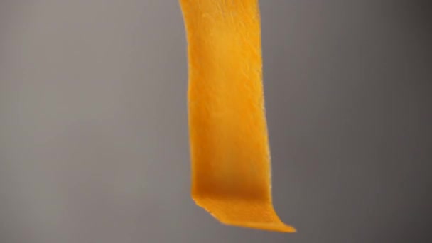 Közelkép Egy Nagyon Vékony Narancssárga Édesburgonyáról Ahogy Kamera Előtt Mozog — Stock videók