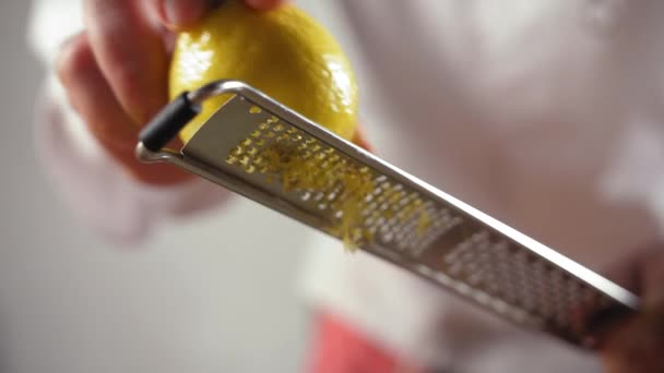 Close Shot Professional Chef Grating Lemon Misce Pomalý Záběr Rozmazané — Stock video