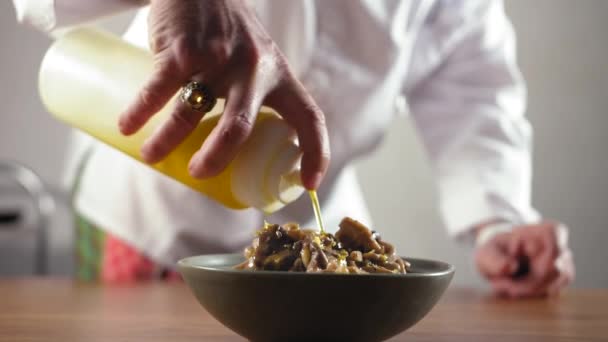 Koki Menyiapkan Hummus Mediterania Dengan Hidangan Jamur Drizzle Minyak Zaitun — Stok Video