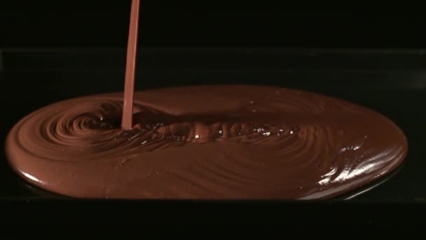 Míchání Čokoládové Kostky Jemným Kakaovým Práškem Černém Pozadí Míchání Stříbrnou — Stock video