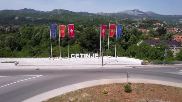 Cetinje Montenegro Stadtschild Und Flaggen Alte Hauptstadt National Und Flagge — Stockvideo