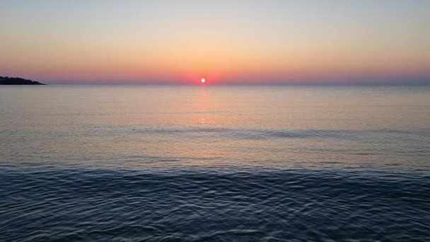 Ruhige Plätschernde Wasseroberfläche Des Meeres Bei Sonnenaufgang Zeitlupe — Stockvideo