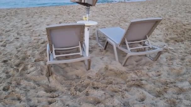 Порожні Лежаки Закрита Парасолька Піщаному Пляжі Ввечері Похмурий День — стокове відео