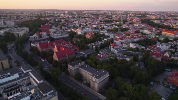 Akşam Günbatımı Renklerinde Krakow Şehir Merkezinin Hava Görüntüsü — Stok video