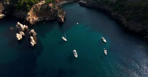 豪华游艇和快艇在西班牙专属海湾与美丽的清澈碧绿的水 — 图库视频影像