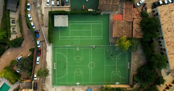 Enerjik Hava Futbol Maçı Yukarıdan Gelen Oyuncular Yeşil Sahada Koşuyor — Stok video