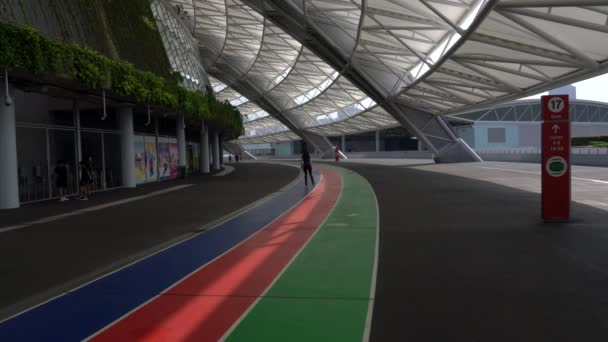 Vrouw Rolschaatsen Buiten Het Singapore Stadion Laat Middag — Stockvideo