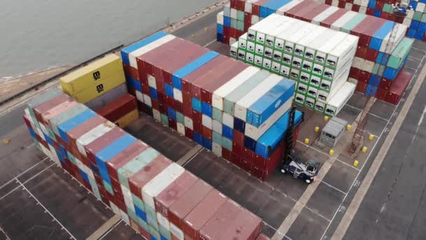 Een Zeecontainer Wordt Gestapeld Haven Van Felixstowe Suffolk — Stockvideo