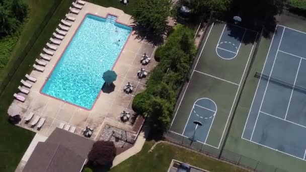 Vista Aérea Piscina Local Comunidade Perto Quadras Basquete Tênis — Vídeo de Stock