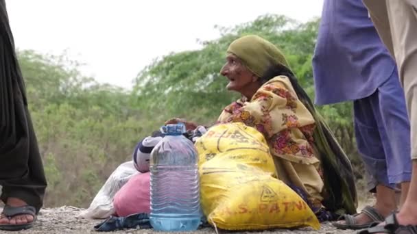 Par Sandalias Dadas Ancianas Pakistaníes Sentadas Junto Carretera Durante Alivio — Vídeo de stock