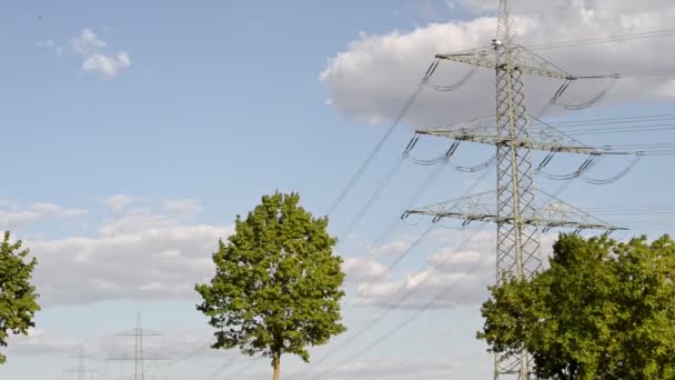 Almanya Günbatımında Bir Çift Yaprak Döken Ağacın Arkasına Giden Elektrik — Stok video