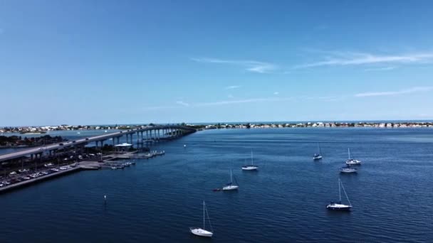 Meerdere Voertuigen Rijden Bekende Belleair Causeway Die Belleair Beach Eilanden — Stockvideo