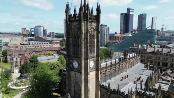 Lotnicze Loty Dronami Wokół Katedry Manchesterze Pokazujące Otaczające Ogrody Oraz — Wideo stockowe