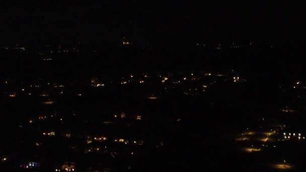 Nocne Niebo Wypełnione Fajerwerkami Nad Małym Miasteczkiem — Wideo stockowe
