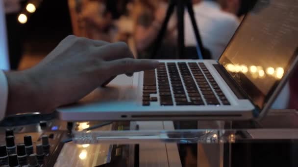 Scorrendo Sistema Musicale Con Suo Macbook — Video Stock