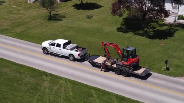 Small Businessman Loads Construction Equipment Trailer Truck — Stock Video