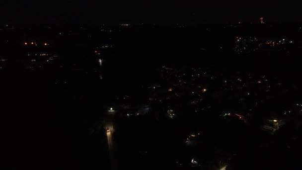 Noční Obloha Plná Ohňostrojů Nad Městečkem — Stock video