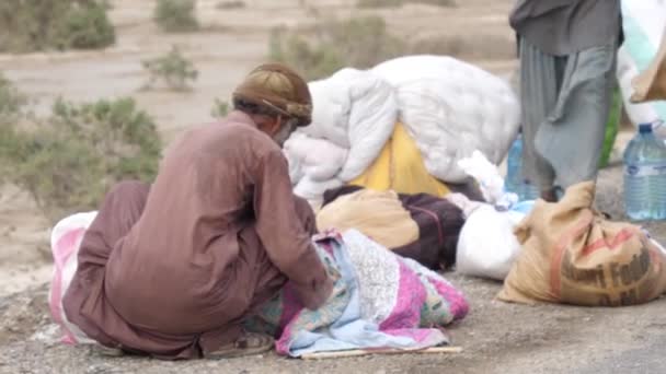 Adulto Paquistanês Masculino Roadside Envolvendo Cobertor Para Alívio Inundações Baluchistão — Vídeo de Stock