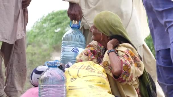 Oudere Pakistaanse Vrouw Zat Langs Weg Tijdens Overstromingen Balochistan Langzame — Stockvideo