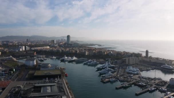 Flygfoto Runt Stora Båtar Vid Port Vell Barcelona Marina Solig — Stockvideo