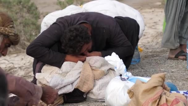 Platteland Pakistaanse Man Met Behulp Van Tanden Los Maken Kleding — Stockvideo