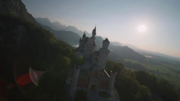 Castillo Neuschwanstein Una Soleada Noche Verano Alemania Fpv Drone Shot — Vídeo de stock