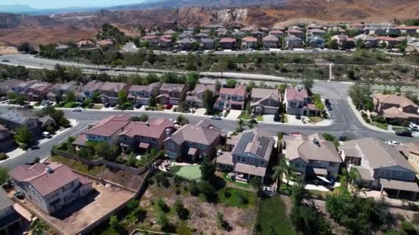 Drone Flyover Simi Valley Grannskap Bostäder Förorter Med Bergskedja Kalifornien — Stockvideo