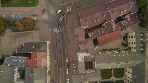 Αεροφωτογραφία Κοιτάζοντας Προς Κάτω Τραμ Που Ταξιδεύουν Μέσω Της Κρακοβίας — Αρχείο Βίντεο