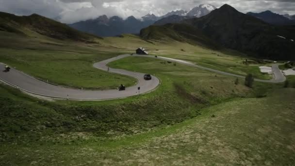 美しいドロマイトで曲線的なジアウ峠過去のオートバイを車で運転する ドローン — ストック動画