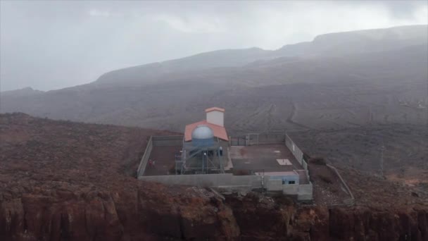 Авіаційний Знімок Купола Обсерваторії Темісас Туман Частково Покриває Купол Обсерваторія — стокове відео
