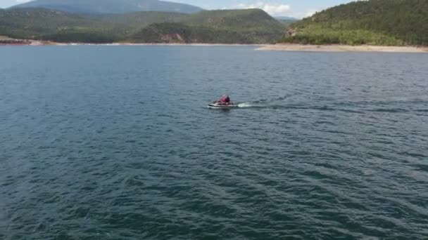 Twee Mensen Waverunner Jet Ski Bij Flaming Gorge Reservoir Antenne — Stockvideo