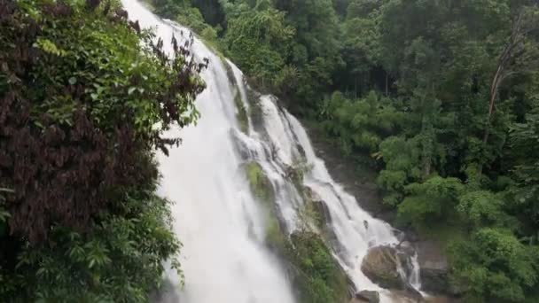 Widok Lotu Ptaka Wodospady Wachirathan Cokół Górę — Wideo stockowe
