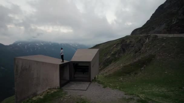 Hombre Disfruta Una Vista Épica Desde Punto Referencia Del Telescopio — Vídeos de Stock