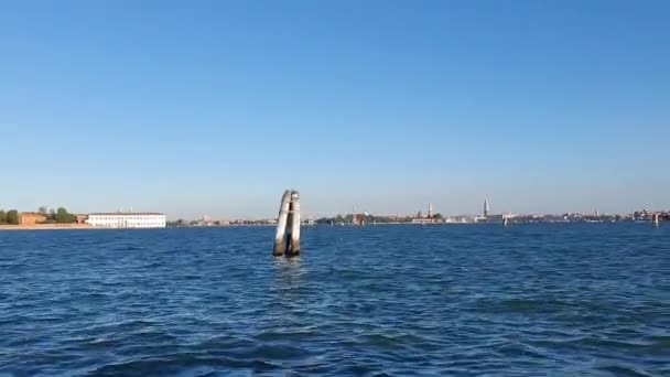 프레임을 항해하는 배에서 베네치아 — 비디오