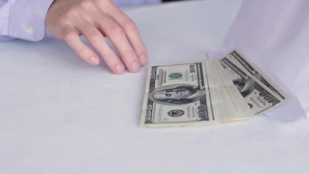 Αποκαλύπτοντας Πακέτο Των Παλαιών Χαρτονομισμάτων Των 100 Δολαρίων Από Λευκό — Αρχείο Βίντεο
