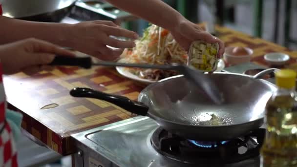 Personas Cocinando Tofu Wok Fuego Medio Para Cocinar Almohadilla Tailandesa — Vídeos de Stock