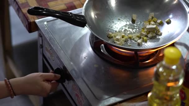 Tofu Cuisson Personne Avec Wok Augmentant Chaleur Sur Cuisinière Pour — Video