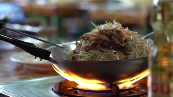 バンコクの屋外キッチンでストーブの上で鍋でタイ料理を作る人 Slow Motion — ストック動画