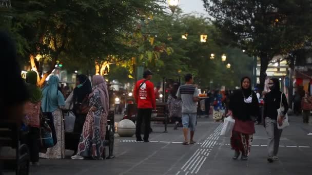 Yogyakarta Indonézia Aug 2022 Turisták Élvezik Éjszaka Szépségét Malioboro Utcában — Stock videók
