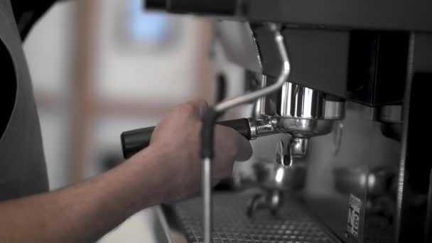 Oigenkännlig Barista Fäst Portafilter Espressomaskin Sedan Brygga Kaffe — Stockvideo