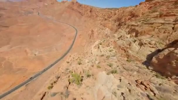 Pesawat Nirawak Fpv Terbang Dekat Tebing Batu Pasir Merah Arizona — Stok Video