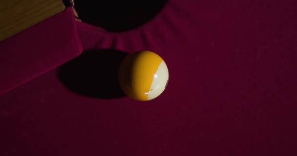 スローモーションキューボールがプールテーブルの穴にストライプボールを打つ — ストック動画