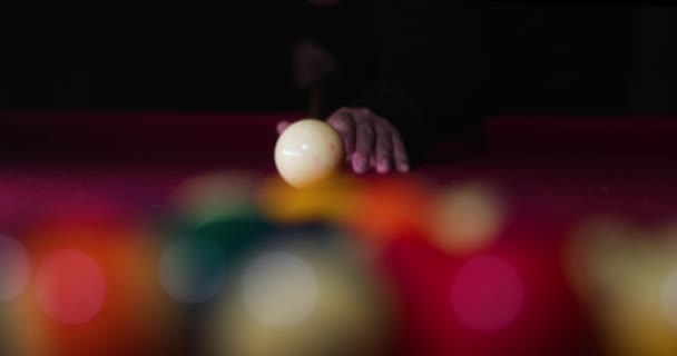 Frontalschuss Zeitlupe Auf Augenhöhe Mann Schlägt Cue Ball Und Zerbricht — Stockvideo