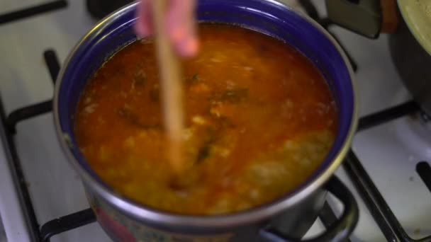 Mezcla Sopa Huevo Con Cuchara Madera Cacerola Olla Estufa Gas — Vídeos de Stock