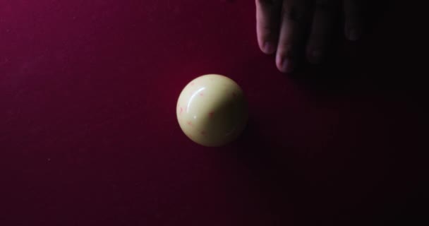 男打撃キューボール上のプールテーブル — ストック動画