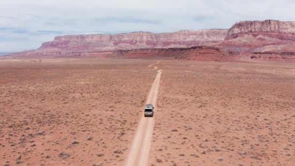 Kisteherautó Egy Kiránduláson Egy Sivatagi Földúton Utah Ban Légi Úton — Stock videók