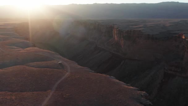 Gün Batımında Arizona Marble Canyon Park Etmiş Küçük Bir Karavan — Stok video