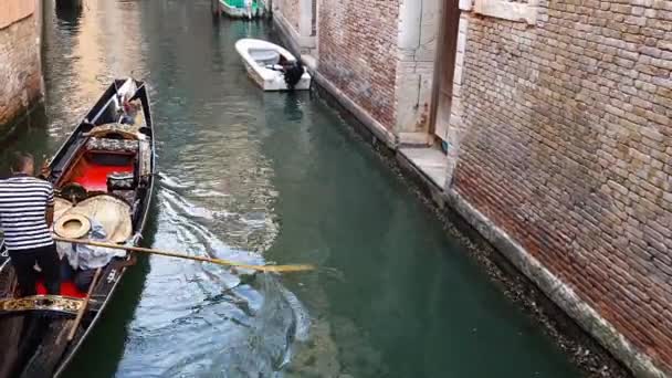 ヴェネツィアのゴンドラ運河の上を航海するゴンドラHd 30フレーム 秒13秒 — ストック動画